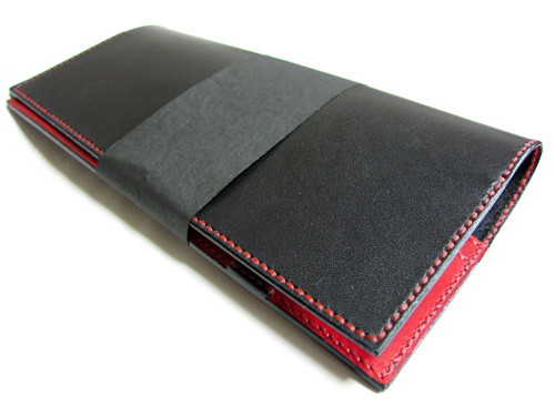  シンプルな黒革に映える赤ステッチ手帳カバー